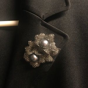 Flower black pearls & diamond faux brooch!